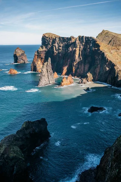 Eine Vertikale Aufnahme Der Felsigen Küste Von Madeira Portugal — Stockfoto
