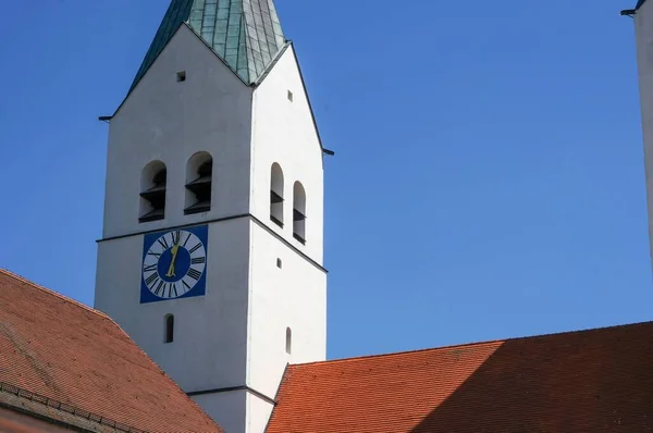 弗赖辛一座教堂 圣玛丽亚教堂和圣科尔比尼安教堂塔楼的建筑细节 包括塔楼 钟楼和屋顶 — 图库照片