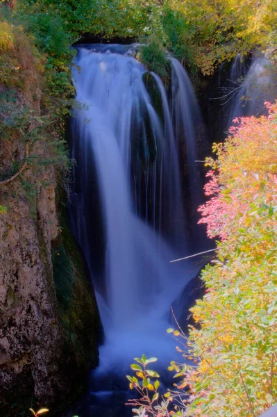 Uma Forte Corrente Cachoeira Dia Ensolarado — Fotografia de Stock