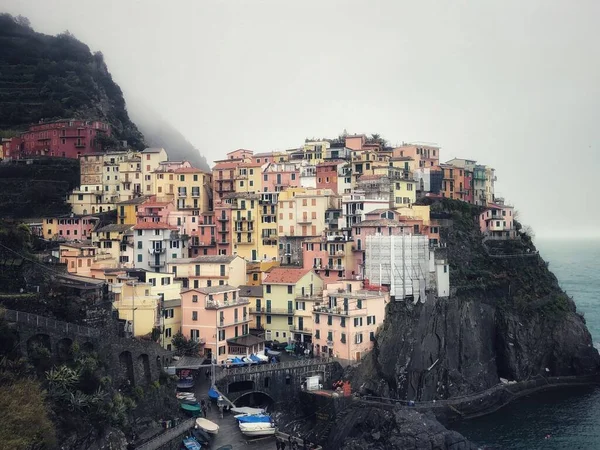 Місто Манарола Схилі Гори Туманний День Італія — стокове фото