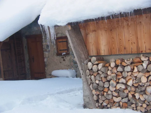 法国上萨伏依Vallorcine一座有冰柱的房子的立面景观 — 图库照片