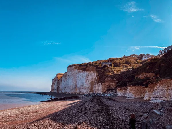 Beau Paysage Plage Avec Une Haute Falaise — Photo