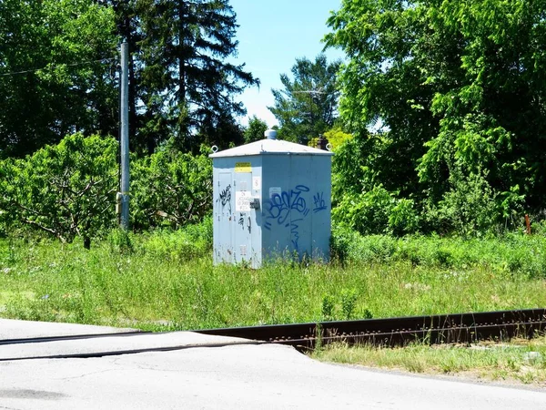 Een Transformatiebox Bij Spoorwegen Met Bomen Achtergrond — Stockfoto