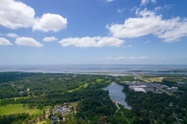 Eine Luftaufnahme Eines Waldes Und Der Mobile Bay Daphne Alabama — Stockfoto