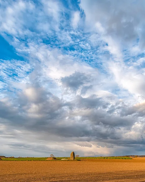 Una Sola Piedra Pie Campo Sueco Contra Cielo Nublado Dramático — Foto de Stock
