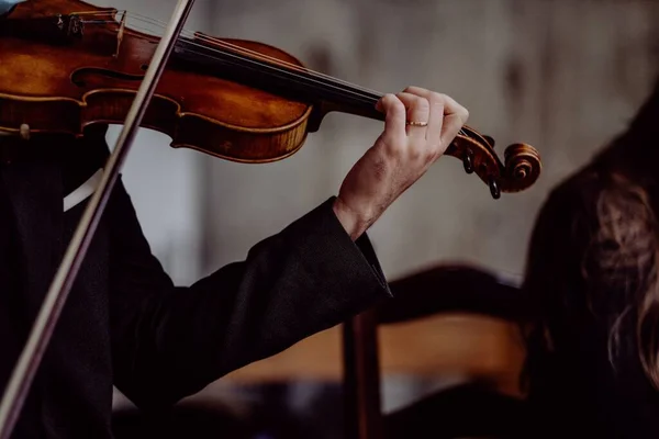 Tiro Perto Mãos Masculinas Tocando Violino — Fotografia de Stock