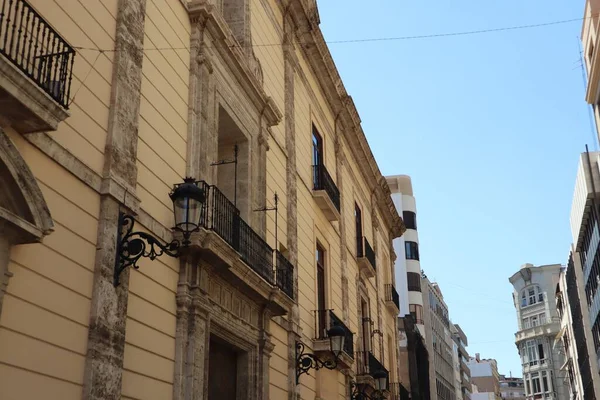 Old Yellow Spanish Building Blue Sky — Stock Photo, Image