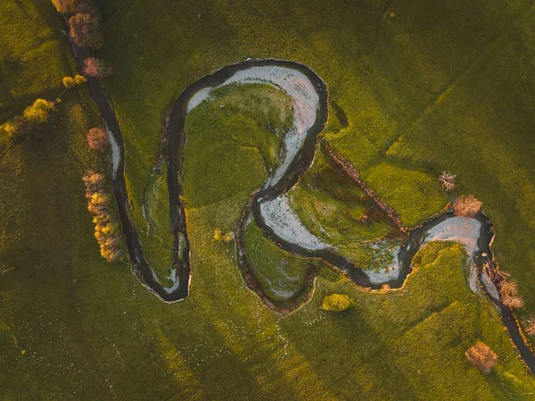 Una Vista Aérea Río Tejido Que Fluye Través Del Campo — Foto de Stock