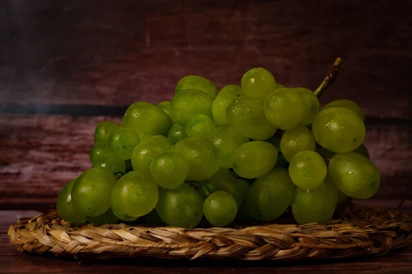 Close Bunch Green Grapes Esparto Grass Tray Dark Wood Background — Stok fotoğraf