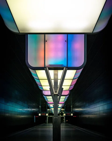 Vertikální Záběr Stanice Metra Noci — Stock fotografie