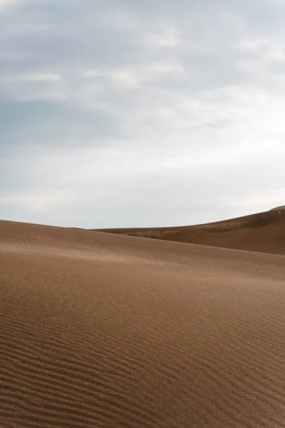 Een Verticaal Shot Van Een Verhite Woestijn Bewolkt Lucht Achtergrond — Stockfoto