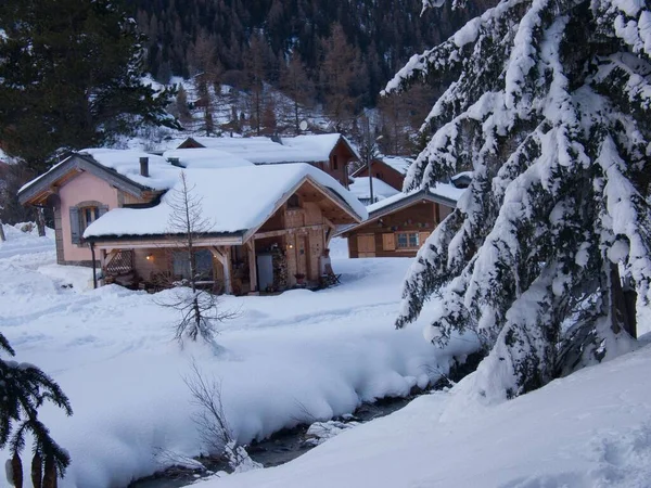 Vallorcine Haute Savoie Fransa Kışın Karlı Çatıları Olan Evlerin Manzarası — Stok fotoğraf