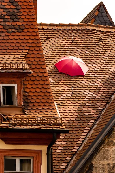 Colpo Verticale Ombrello Rosso Aperto Tetto Piastrellato — Foto Stock