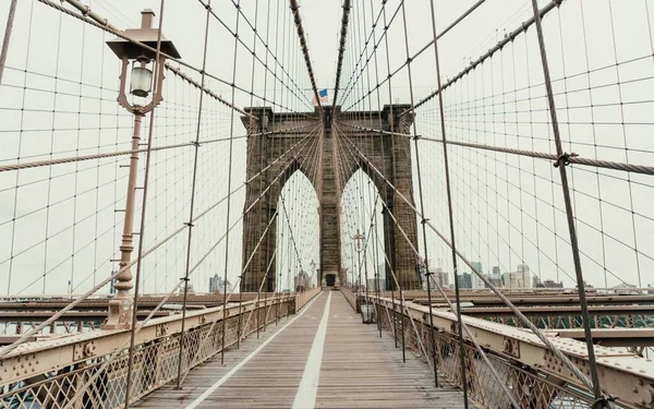 Passerella Del Ponte Brooklyn Con Corde Della Bandiera Americana New — Foto Stock