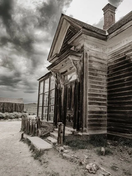 Vertikální Záběr Staré Budovy Bodie State Historic Park Kalifornie Monochromatických — Stock fotografie