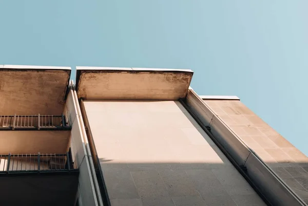 青い空に対する住宅の建物の低角度のショット — ストック写真