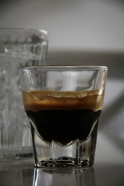 Vertical Shot Glass Coffee Blurry Background — Stock Photo, Image