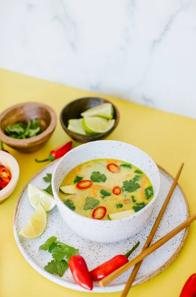 Vegansk Thailändsk Kokossoppa Med Ätpinnar Och Sked Serverad Med Chilipeppar — Stockfoto