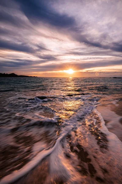 Eine Vertikale Aufnahme Einer Wunderschönen Strandlandschaft Bei Sonnenuntergang — Stockfoto