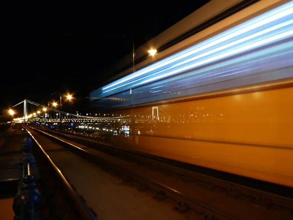 Tranvía Amarillo Que Pasa Con Reflejo Del Puente Elisabeth Noche — Foto de Stock