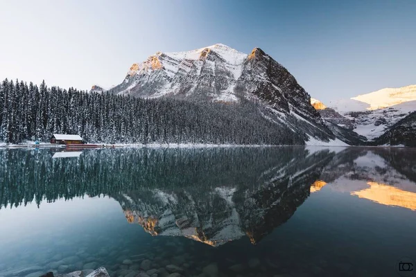 Захватывающий Вид Скалистые Канадские Горы Отраженные Озере Луиз Зимой — стоковое фото