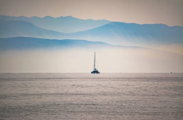 Hermoso Tiro Barco Navegando Mar Con Montañas Fondo — Foto de Stock