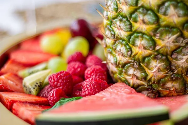 Een Close Van Watermeloen Kiwi Frambozen Druiven Kersen Ananas — Stockfoto