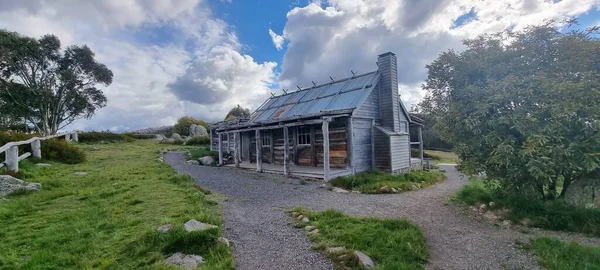 Una Vecchia Casa Rurale Sotto Cielo Nuvoloso — Foto Stock