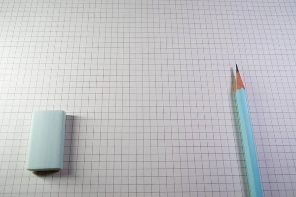 鉛筆消しゴムとノートのクローズアップ — ストック写真