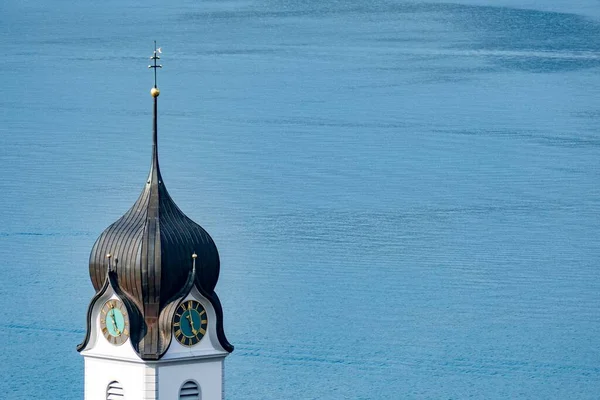 Una Toma Alto Ángulo Reloj Una Torre Iglesia Sobre Fondo —  Fotos de Stock