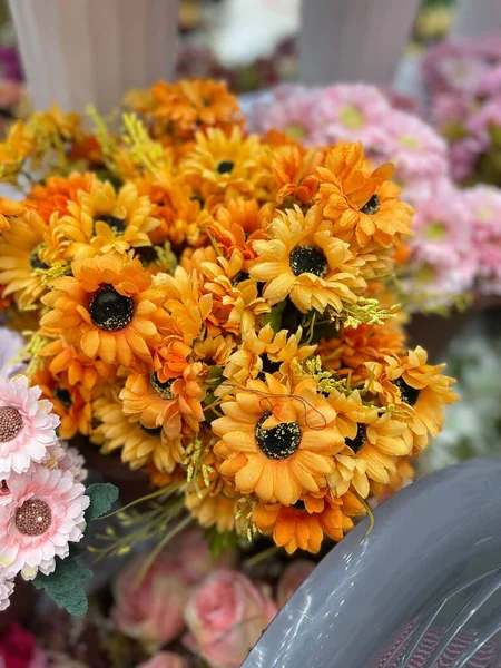 Vertical Shot Bouquet Pot Marigolds Blurred Background — Stock Photo, Image