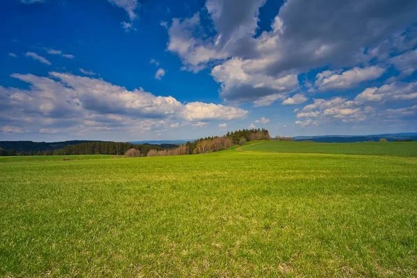 Malowniczy Widok Zielonego Pola Rennsteig Pod Zachmurzonym Błękitnym Niebem Skoku — Zdjęcie stockowe
