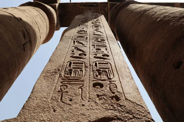 Låg Vinkel Skott Gamla Egyptiska Hieroglyfer Ingraverat Sten Kolumn — Stockfoto