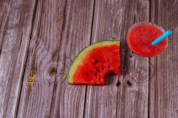 Cocktail Glass Watermelon Juice Slices Fresh Watermelon Wooden Table — Stock Photo, Image
