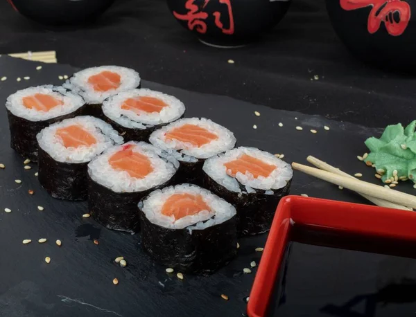 Primer Plano Rollos Sushi Fresco Una Pizarra Negra —  Fotos de Stock