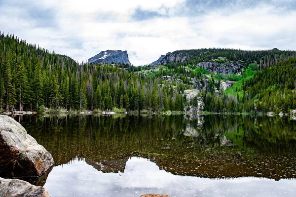 Scenic View Lake Forest Surrounded Lush Nature Cloudy Sky Background — Stock Photo, Image