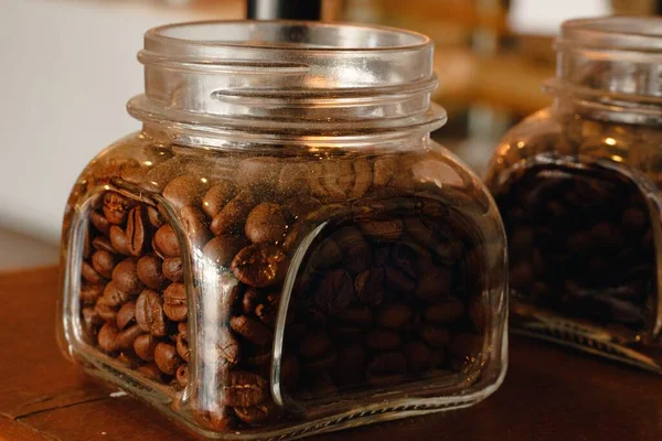 Rostade Kaffebönor Glasburkar — Stockfoto