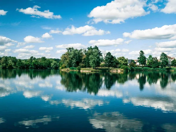 Fascinerande Över Linje Träd Med Reflektion Vattnet Molnig Himmel — Stockfoto