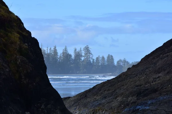 Tofino Kanada Bulutlu Mavi Gökyüzü Altında Okyanus Dalgalarına Karşı Kayalık — Stok fotoğraf