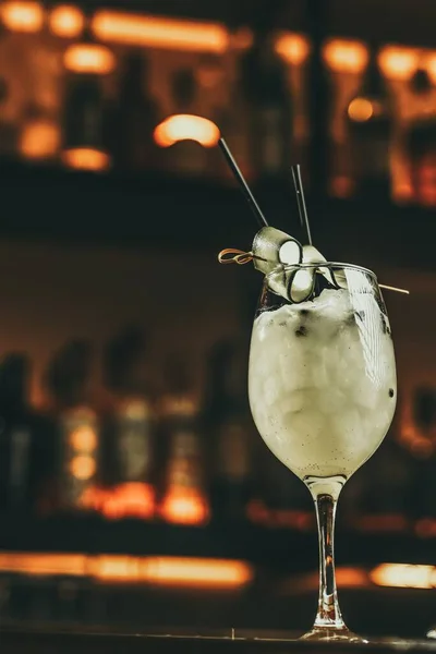 Ein Vertikaler Schuss Von Einem Glas Eines Erfrischenden Cocktails — Stockfoto
