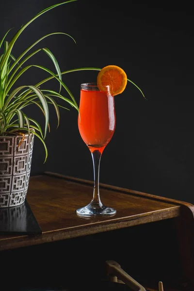 Eine Vertikale Aufnahme Eines Orangefarbenen Cocktails Auf Einem Holztisch — Stockfoto