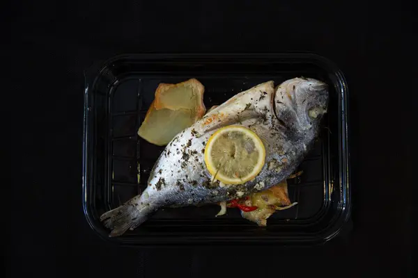 Fırında Limon Çubuğuyla Lezzetli Kızarmış Balıkların Yakın Çekimi — Stok fotoğraf