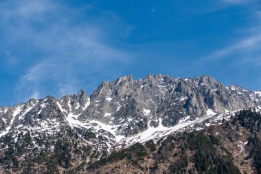 Dorado İğne Dağı 'nın mavi gökyüzü arka planının manzarası.