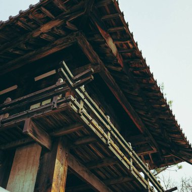 Ahşap evin alçak açılı bir görüntüsü.