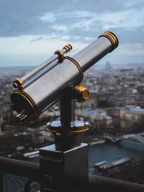 Eiffel Kulesi 'nin arka planındaki metal teleskopa yakın plan.