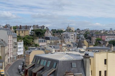 Granville Normandiya 'daki binalar, mavi gökyüzü ile Fransa