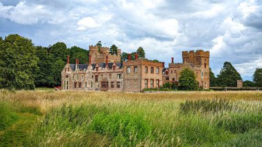 Oxburgh Hall, Oxborough, Norfolk, İngiltere 'deki köy evini demirlemiş.