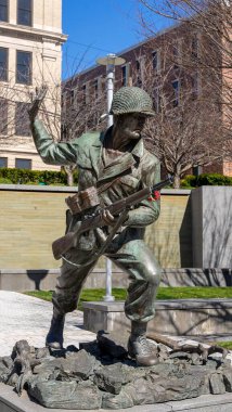 New Jersey 'de bir parktaki asker heykelinin dikey görüntüsü.