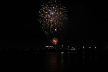 4 Temmuz bayramını kutlamak için Long Beach, CA 'deki Alamitos Körfezi' nin üzerinde havai fişekler atılıyor.
