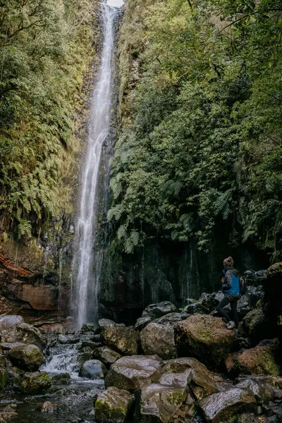 Kışlık Giysileri Olan Bir Kız Kayanın Üzerinde Duruyor Madeira Portekiz — Stok fotoğraf